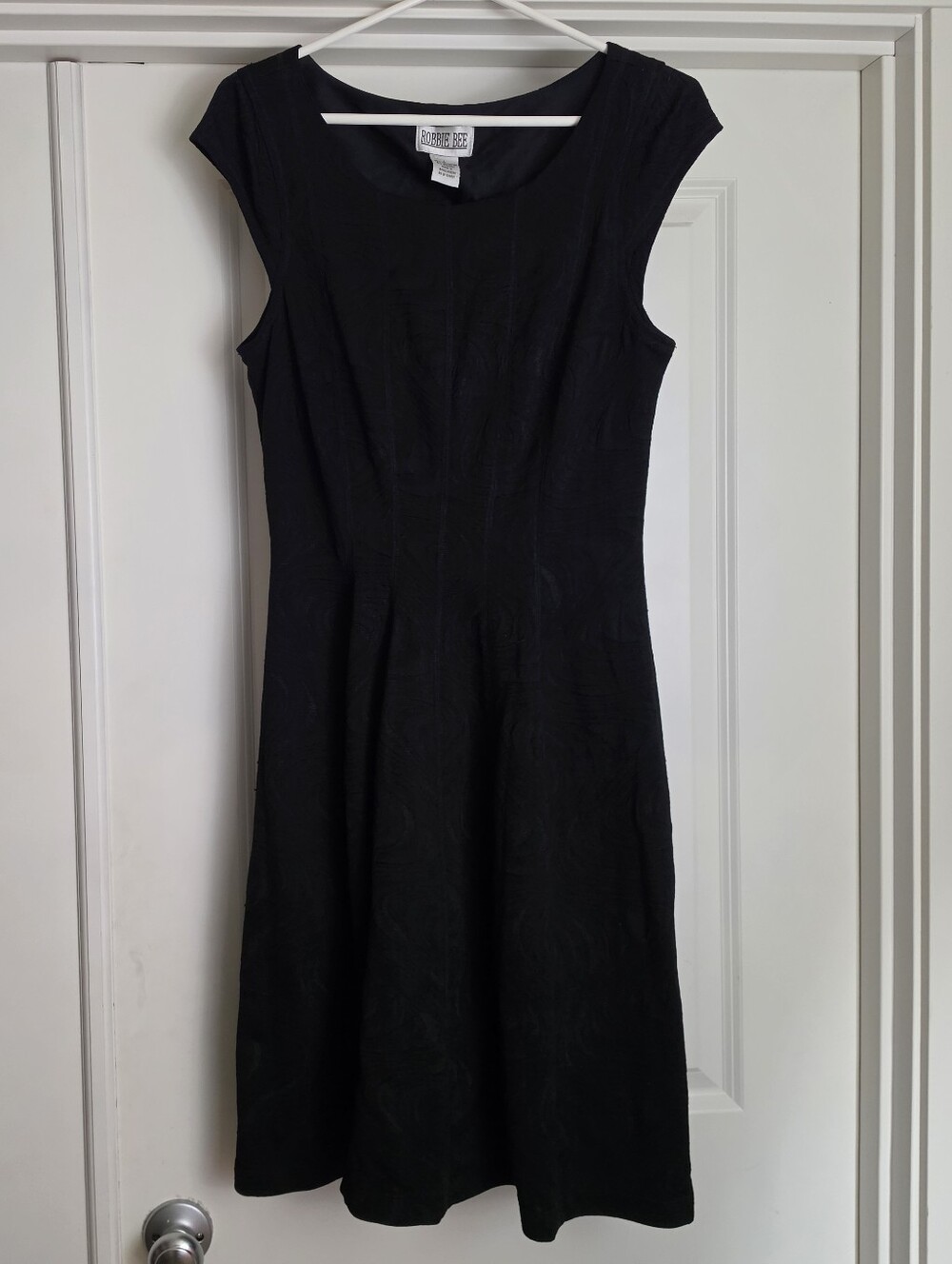 ROBBIE BEE Black Cap-Sleeve Fit-and-Flare Dress